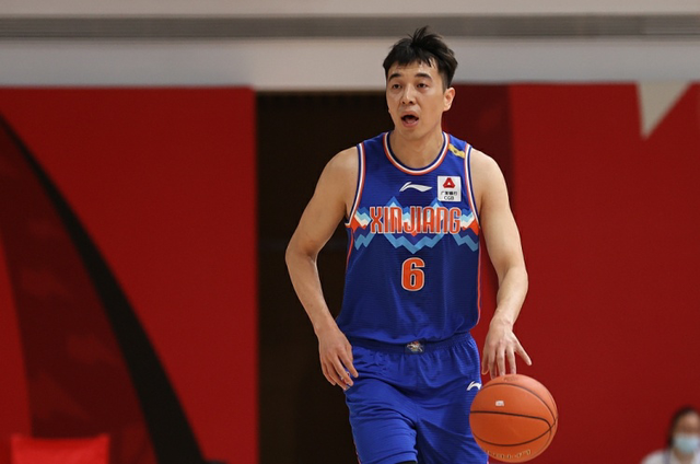 今夜体能课后,新疆广汇防线松动备战欧联,更衣室稳定,资深球员宣示担当 今夜体能课后,新疆广汇防线松动备战欧联,更衣室稳定,资深球员宣示担当